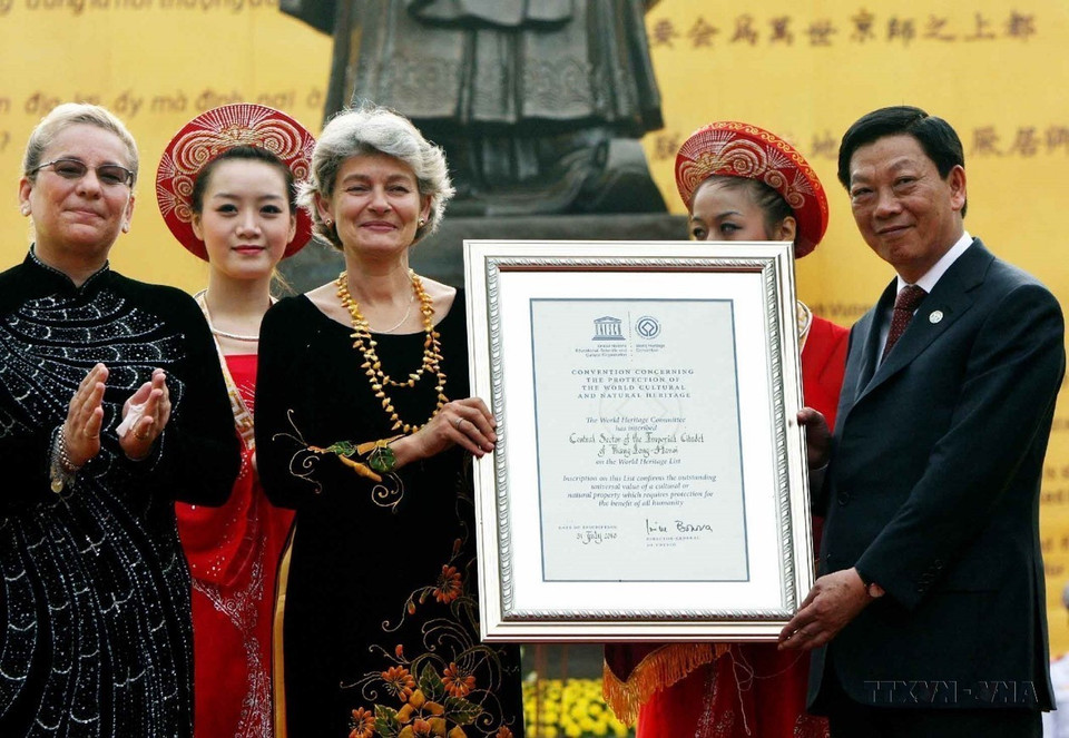 La directrice générale de l'UNESCO, Irina Bokova, remet le titre de patrimoine mondial pour le Secteur central de la cité impériale de Thang Long-Hanoï au président du Comité populaire municipal, Nguyen The Thao, le 1er octobre 2010. Photo : VNA