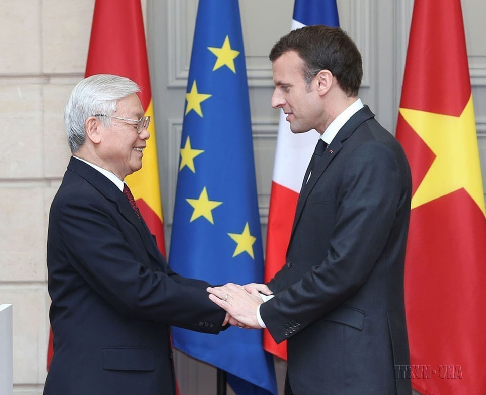 Le président français Emmanuel Macron et le secrétaire général du Parti communiste du Vietnam, Nguyen Phu Trong, lors de sa visite officielle en France, le 27 mars 2018. Photo : VNA
