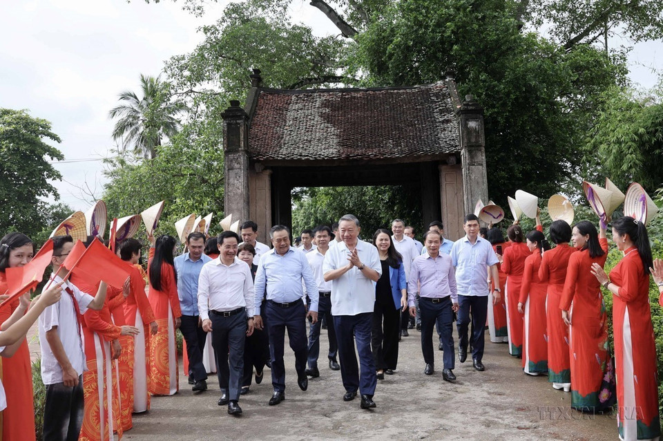 Le chef de l'Etat To Lam rend visite aux résidents et aux familles exemplaires de l'ancien village de Duong Lam, situé dans le chef-lieu de Son Tay, à Hanoï, le 27 juillet 2024. Photo : VNA
