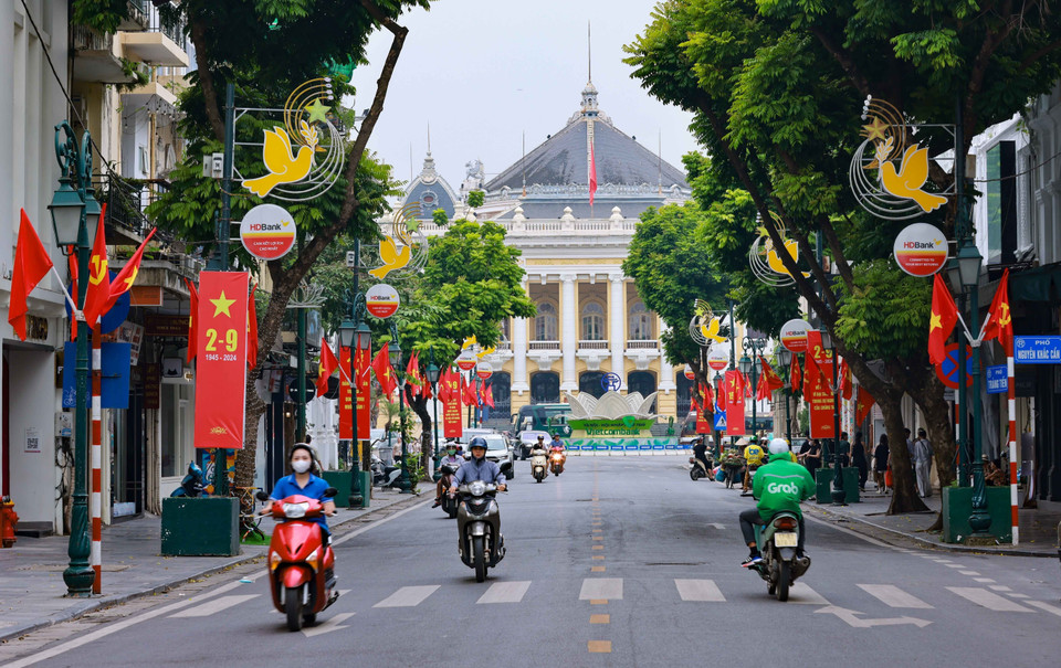 L'ambiance de célébration du 79e anniversaire de la Révolution d'Août et de la Fête nationale du 2 septembre se répand dans toutes les rues de la capitale.