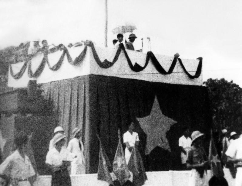 Le 2 septembre 1945, sur la place Ba Dinh, le Président Hô Chi Minh proclame la Déclaration d'Indépendance, donnant naissance à la République démocratique du Vietnam.