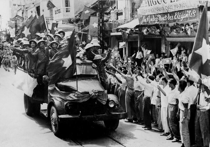 Le matin du 10 octobre 1954, notre armée entre par 5 portes pour libérer la capitale, mettant ainsi fin de manière retentissante à 9 années de résistance contre les colonialistes français pleines de sacrifices et d'épreuves.