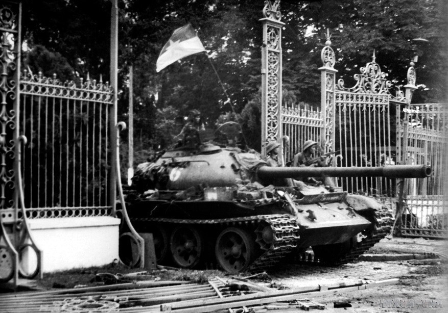 Le 30 avril, des tanks défoncent la grille du Palais d’Indépendance de l’administration fantoche de Saigon, marquant la fin de la guerre de résistance contre les agresseurs américains, libérant complètement le Sud et réunifiant le pays.