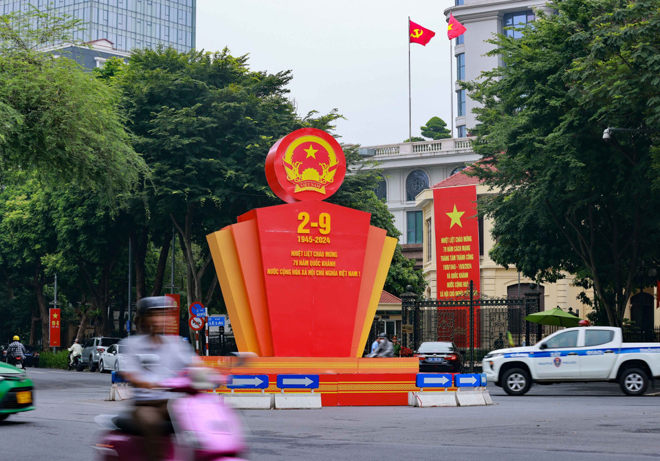Toutes les rues sont décorées pour célébrer la Révolution d'Août et la Fête nationale.