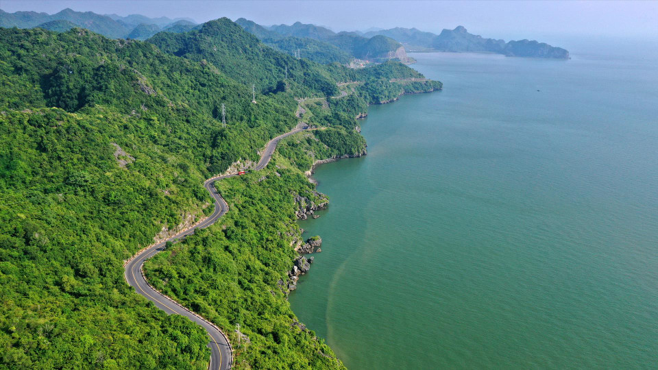La belle route serpentent le long de la côte et emmène les visiteurs jusqu'à l'archipel de Cat Ba.