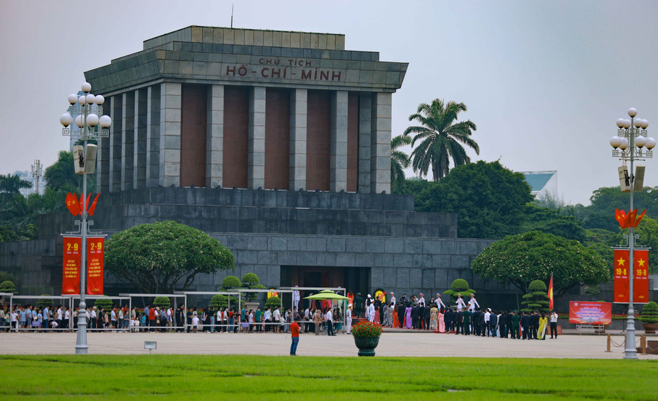 À l'occasion de la Révolution d'Août et de la Fête nationale du 2 septembre, le mausolée du Président Hô Chi Minh a rouvert ses portes, invitant les gens à rendre hommage à l'Oncle Hô.
