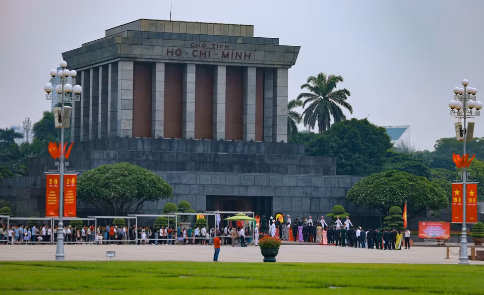 À l'occasion de la Révolution d'Août et de la Fête nationale du 2 septembre, le mausolée du Président Hô Chi Minh a rouvert ses portes, invitant les gens à rendre hommage à l'Oncle Hô.
