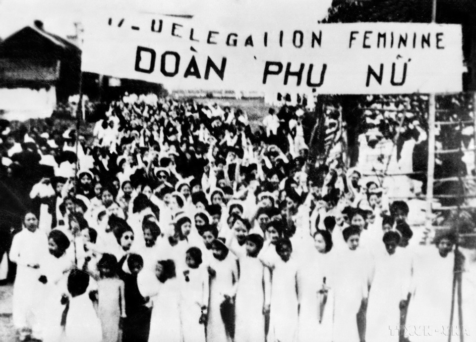 Le 7 janvier, des femmes de Hanoi participent à un rassemblement pour célébrer la Journée internationale du travail au Grand Palais de l'xposition (mai 1938) pendant le mouvement révolutionnaire exigeant les moyens de subsistance du peuple et la démocratie (1936-1939).