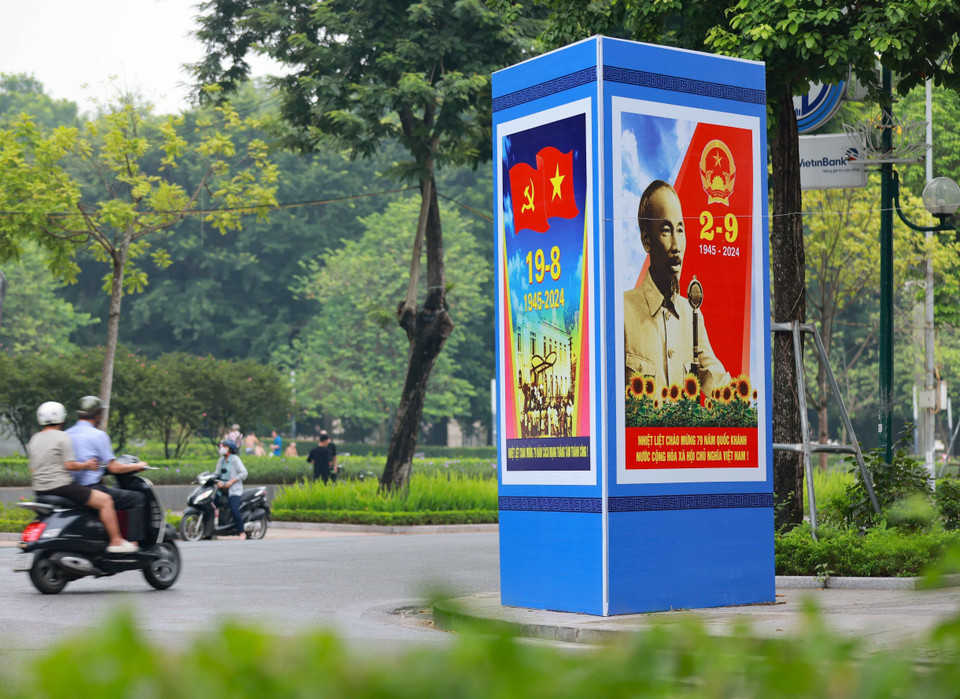 Des panneaux et affiches célébrant le 79e anniversaire de la Révolution d'Août et la Fête nationale du 2 septembre dans les rues de la capitale.