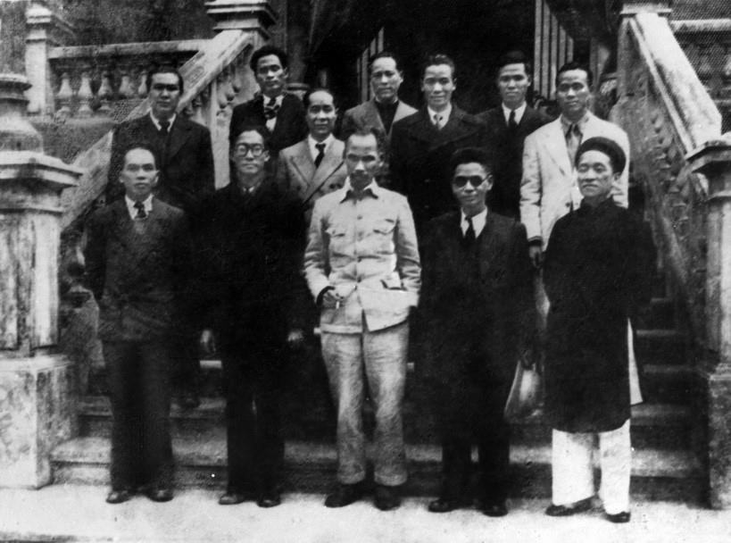 Le Président Hô Chi Minh et les membres du Conseil du gouvernement provisoire de la République démocratique du Vietnam apparaissent après la première séance, dans la matinée du 3 septembre 1945.