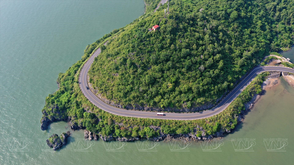 La route sinueuse le long du magnifique littoral.