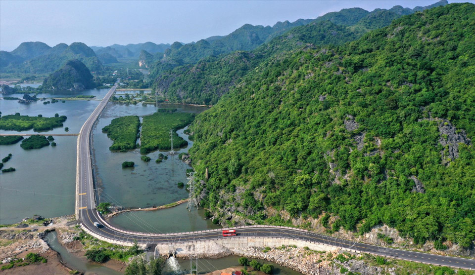 Après avoir emprunté le ferry Got - Cai Vieng, les touristes suivent la route provinciale 356 (également connue sous le nom de route traversant l'île) pour commencer leur voyage de découverte de Cat Ba.