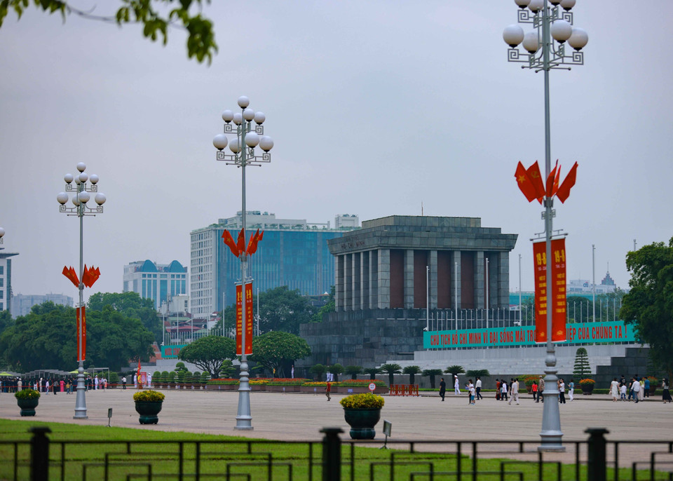 La place Ba Dinh, devant le mausolée de Hô Chi Minh, est décorée de drapeaux.