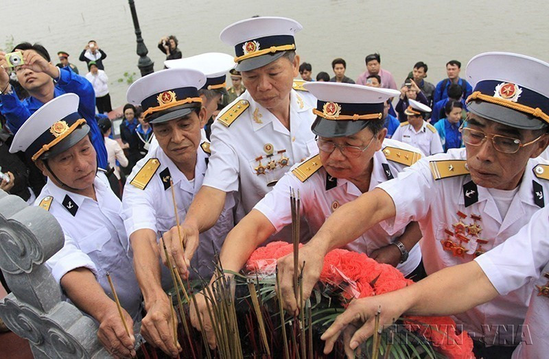 D'anciens combattants ayant servi sur les navires non immatriculés rendent hommage à leurs camarades tombés au quai K15, dans l'arrondissement de Do Son, ville de Hai Phong. Photo : VNA