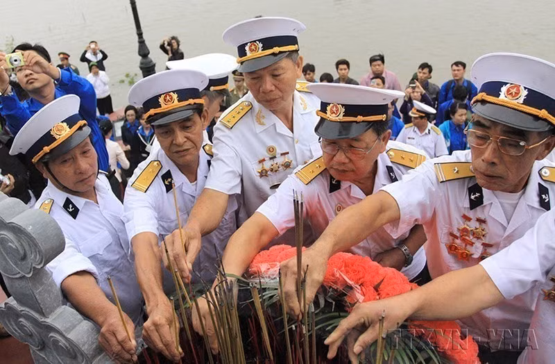 D'anciens combattants ayant servi sur les navires non immatriculés rendent hommage à leurs camarades tombés au quai K15, dans l'arrondissement de Do Son, ville de Hai Phong. Photo : VNA