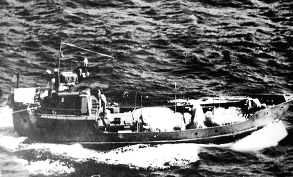 Pendant la guerre de résistance du peuple vietnamien contre les impérialistes américains, la piste Ho Chi Minh en mer fut opérée par des navires de transport "non immatriculés". Ces bâtiments, chargés de matériel, partaient du Nord pour accoster discrètement au Sud, livrant leur cargaison tout en évitant d'être détectés par l'ennemi. Photo d'archives : VNA