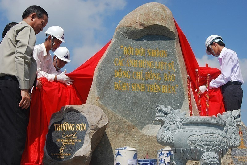 Le vice-Premier ministre Truong Vinh Trong, accompagné de représentants de divers départements et secteurs, participe à la cérémonie de pose de la première pierre du projet de parc de cimetière de la piste Ho Chi Minh en mer, dans le hameau 8, îlot de Bung, commune de Thanh Hai, district de Thanh Phu, province de Ben Tre, le 17 octobre 2010. Photo : VNA