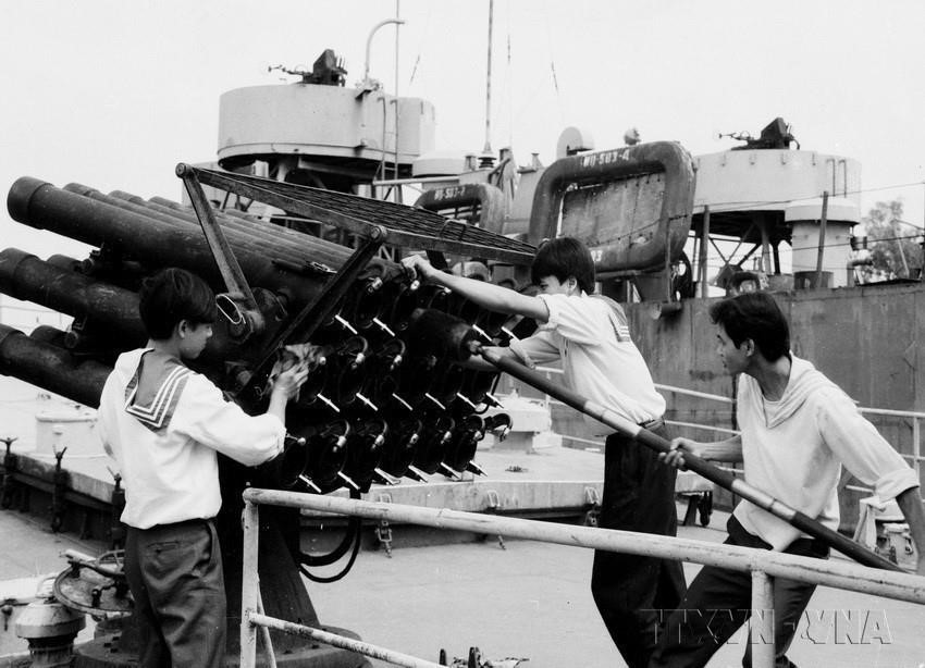 La brigade navale 125, chargée de la protection de la souveraineté nationale à Truong Sa, poursuivit ses missions avec diligence, assurant la sécurité des ressources et des installations scientifiques et économiques dans la partie méridionale de Truong Sa. Photo : VNA