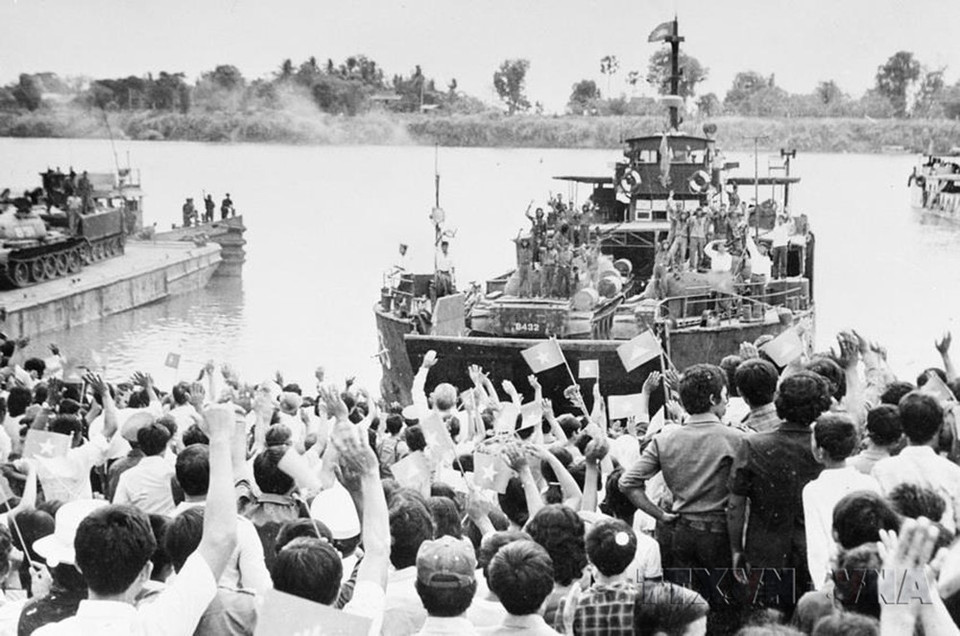 En 1989, les unités de transport naval de la Marine, dont la brigade navale 125, menèrent à bien huit opérations de rapatriement de soldats volontaires vietnamiens du Cambodge, garantissant la sécurité optimale du personnel et du matériel. Photo d'archives : VNA