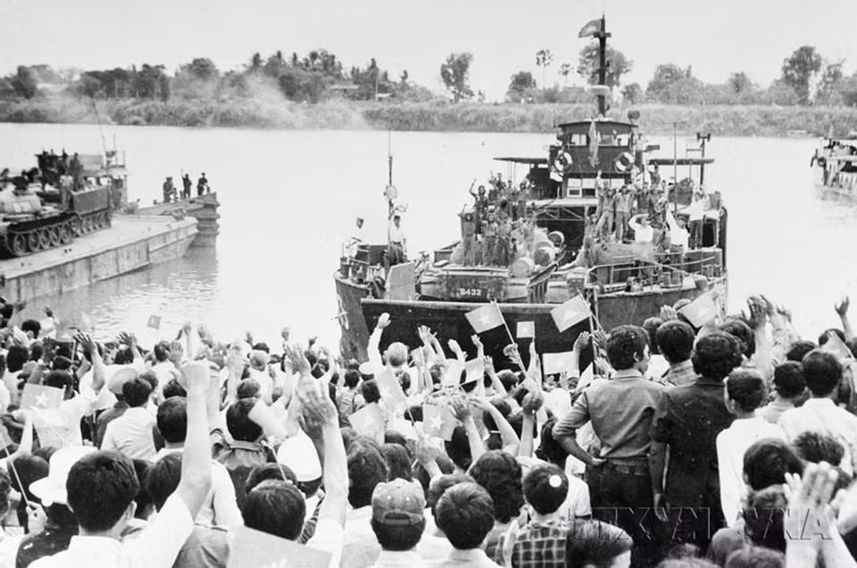 En 1989, les unités de transport naval de la Marine, dont la brigade navale 125, menèrent à bien huit opérations de rapatriement de soldats volontaires vietnamiens du Cambodge, garantissant la sécurité optimale du personnel et du matériel. Photo d'archives : VNA
