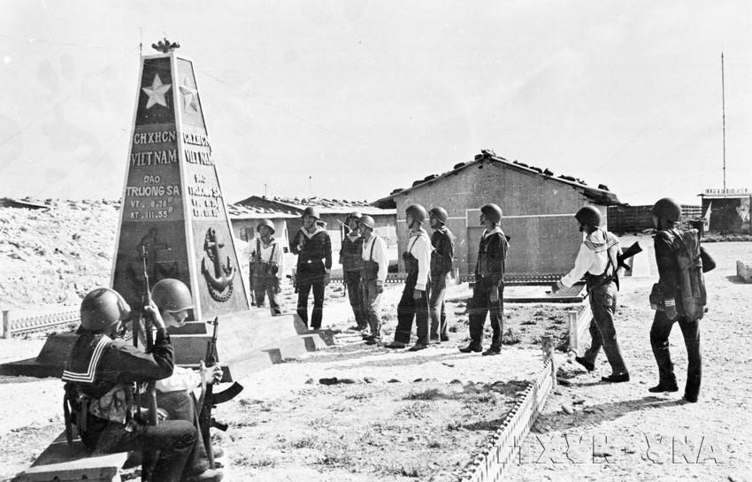 Dans le cadre de l'offensive générale et du soulèvement du printemps 1975, la brigade navale 125 fonda une escadre de trois navires pour transporter des forces navales spéciales, dans le but de reprendre le contrôle de la majorité des îles de Truong Sa. Photo d'archives : VNA