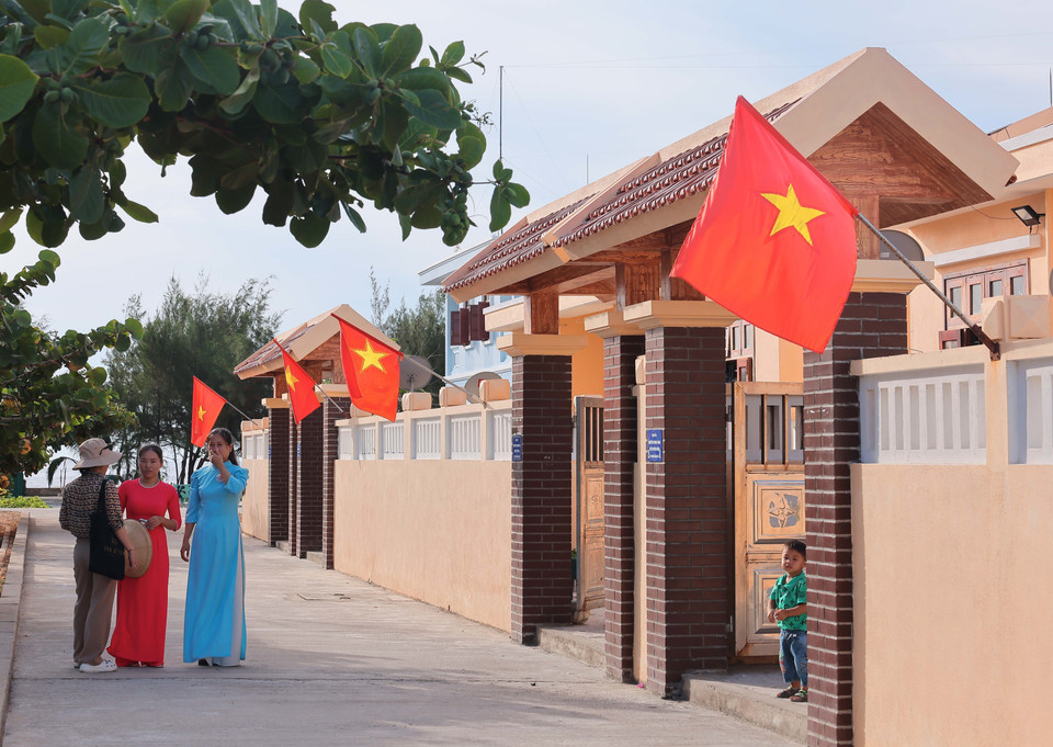 Des maisons neuves et solides sur l'île de Da Tay A. Photo : Hoàng Hieu/ VNA