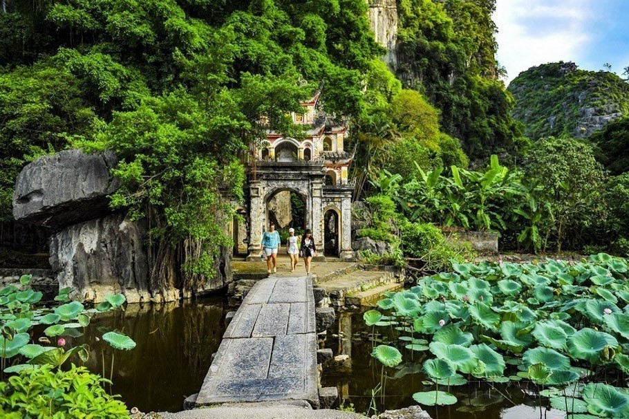 Touristes visitant la pagode Bich Dong – un site historique et culturel du complexe paysager Trang An - Tam Coc - Bich Dong. Photo : Minh Duc/VNA