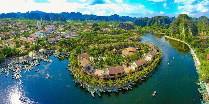 Le quai des ferries de Tam Coc. Tam Coc, situé dans le complexe paysager de Trang An, est doté un système de grottes, de montagnes calcaires et de magnifiques rizières humides. Cet endroit est comparé à une baie d'Ha Long terrestre. Photo : Minh Duc/VNA