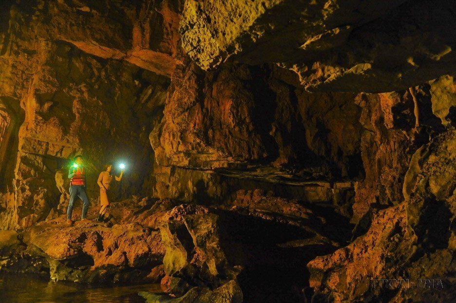 Touristes explorant une grotte du complexe paysager de Trang An. Photo : Minh Duc /VNA