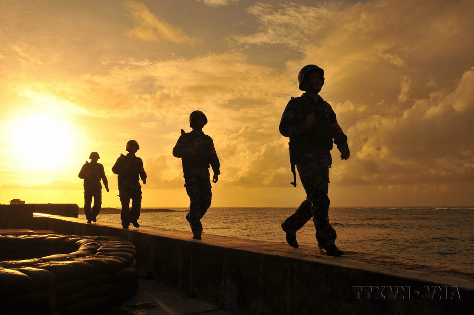 Des soldats de la marine patrouillent sur l'île de Phan Vinh A. Photo: Minh Duc/VNA