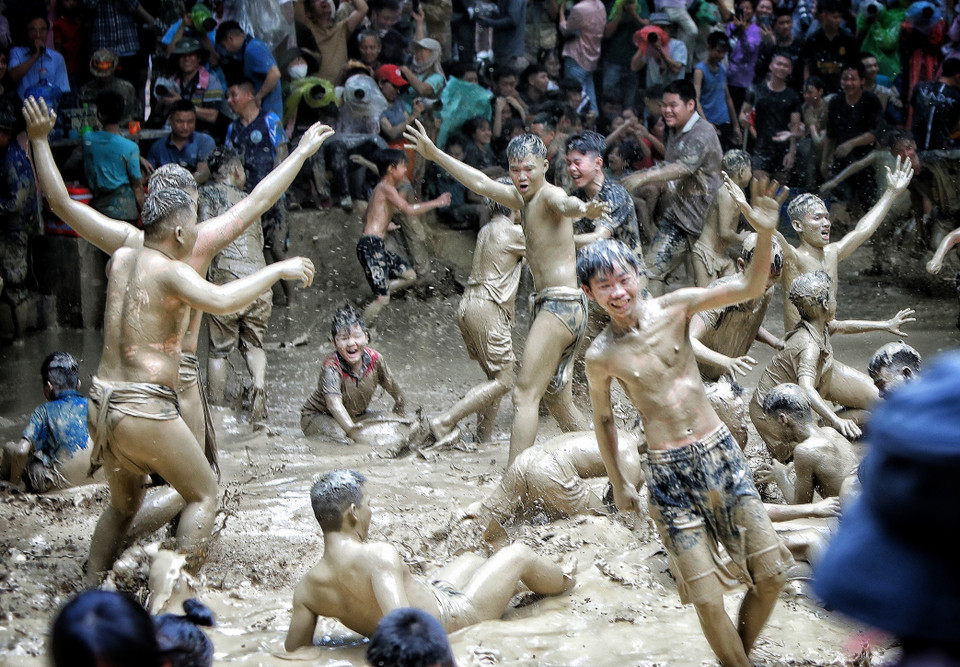 Les combattants peuvent à chaque quart temps s’éponger le visage englué de boue grâce au baril d’eau mis en place à chaque angle du terrain alors que les enfants envahissent le stade et jouent comme leurs aînés. À la fin du match, gagnants et perdants se réunissent pour un repas et la boule après lavage est conservée dans le temple dans l’attente de la prochaine édition. Photo: VNA