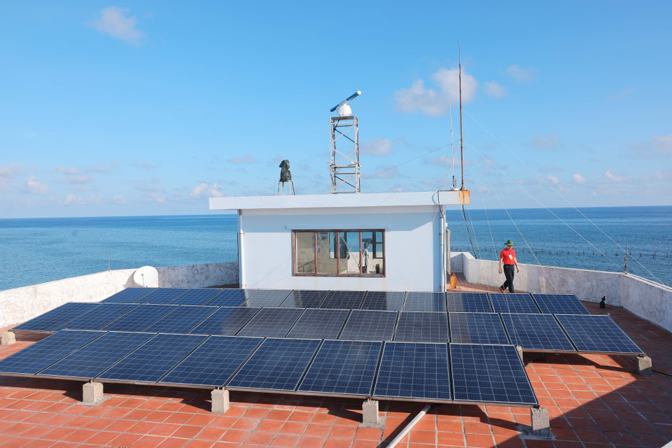 L'énergie solaire sur l'île de Da Thi. Photo : Hoàng Hieu/ VNA