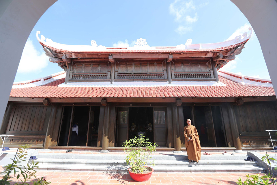 La pagode Sinh Ton Dong sur l'île éponyme. Photo : Hoàng Hieu/ VNA