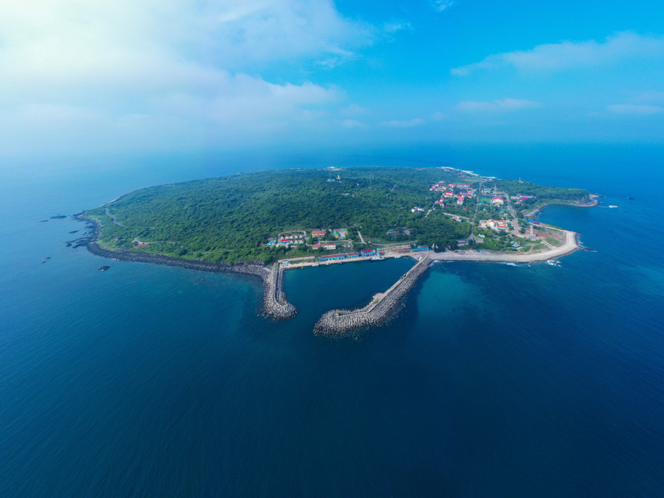 Bien que sa superficie ne soit pas grande, Con Co occupe une position stratégique à proximité de l'entrée sud du golfe du Tonkin. Photo : Minh Duc/VNA
