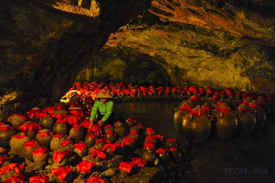 La grotte Nau Ruou, longue de 250 m, est un site célèbre du complexe paysager de Trang An. Photo : Minh Duc /VNA
