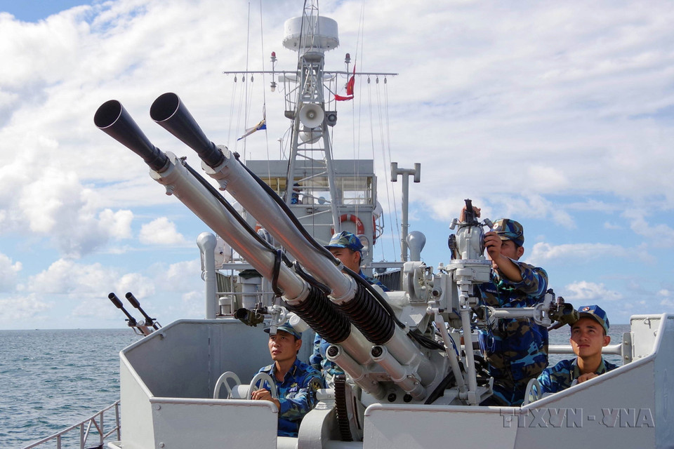 Les officiers et soldats de la région navale 5 protègent fermement la souveraineté et maintiennent un environnement paisible et stable dans les eaux et les îles du Sud-Ouest de la Patrie. Photo: VNA