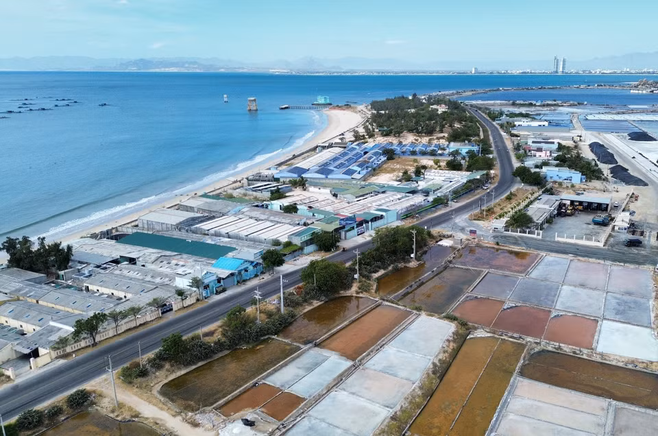 La route DT702, qui traverse le district de Ninh Hai (Ninh Thuan), joue un rôle important dans la liaison routière, le transport de marchandises et le développement du tourisme. Photo : VNA