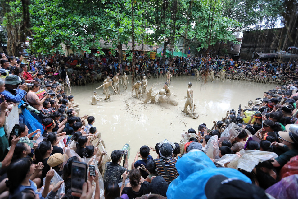 Dans le village de Vân, district de Viêt Yên, province de Bac Giang, à 80 km au nord-est de Hanoi, 16 villageois jouent une version alternative du rugby, avec un énorme ballon représentant le soleil. Les villageois y participent pour célébrer une histoire ancienne : la victoire de deux frères Truong Hông et Truong Hát sur les démons des marais, autour du VIe siècle. Photo: VNA