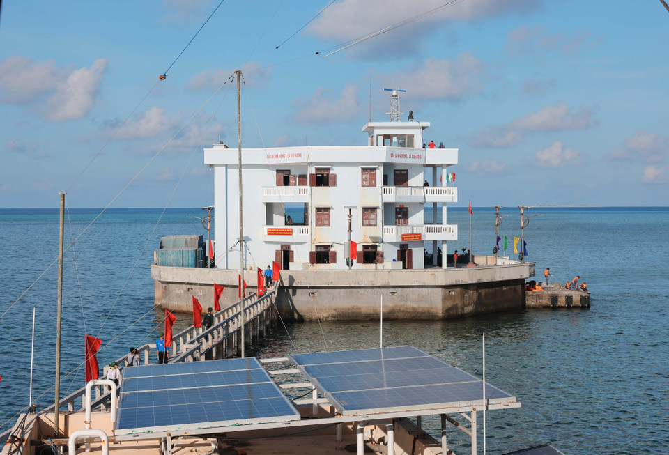 Des panneaux photovoltaïques sont installés sur les îles du district insulaire de Truong Sa, répondant aux besoins en électricité des militaires et de la population. Photo : Hoàng Hieu/ VNA