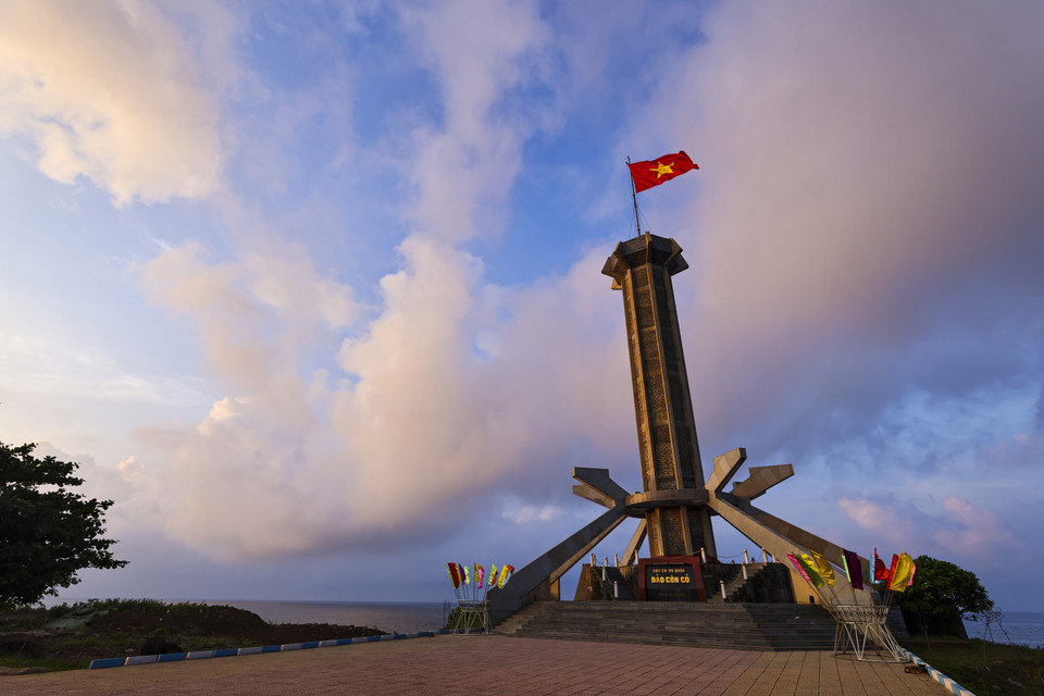 Le mât au drapeau de l'île de Con Co mesure 38,8 m de haut et arbore un drapeau national de 24 m². Photo : Minh Duc/VNA