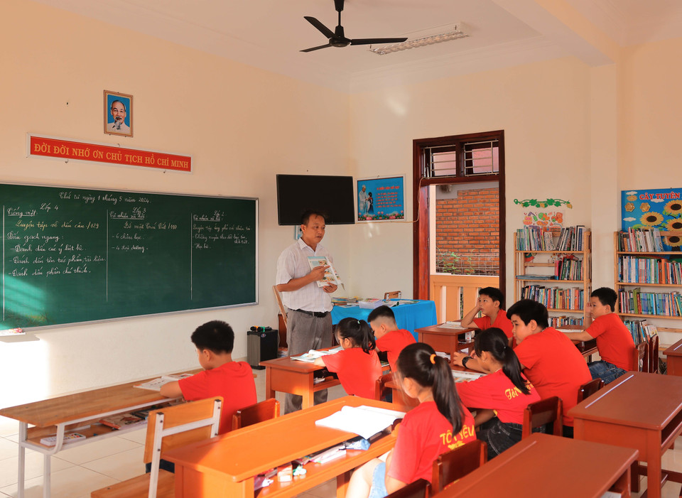 L'enseignant Luu Quoc Thinh s’occupe des cours pour les élèves primaires sur l'île de Da Tay A. Les salles de classe sont spacieuses et modernes. Photo : Hoàng Hieu/ VNA