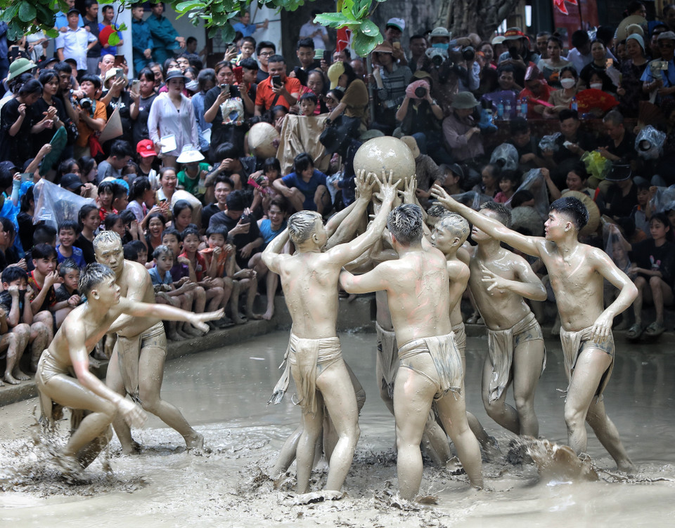 Le matin de la fête, les femmes ont transporté l’eau de la rivière pour remplir une cour de 200 m², où les deux équipes doivent s’affronter. Un membre de chaque équipe combat pour déterminer qui obtient la balle en premier. Photo : VNA