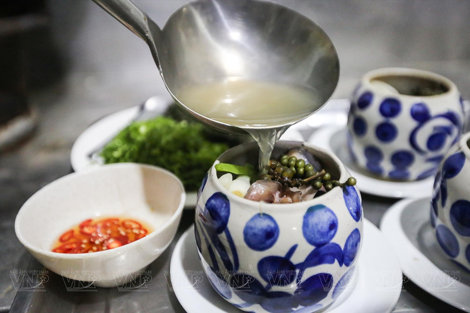 Le bouillon sucré se mélange au goût épicé du poivre vert. Photo: VI