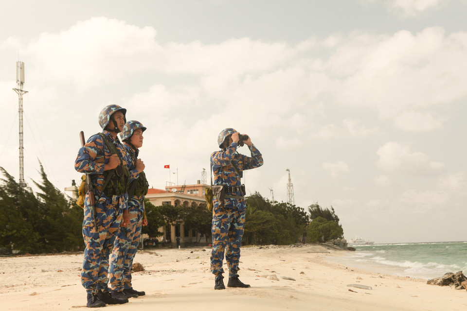 Les soldats de la Marine sont comparés aux ''yeux'' de Truong Sa – assurant la surveillance jour et nuit, protégeant la souveraineté et préservant la paix dans les îles et la mer de la Patrie. Photo : VI