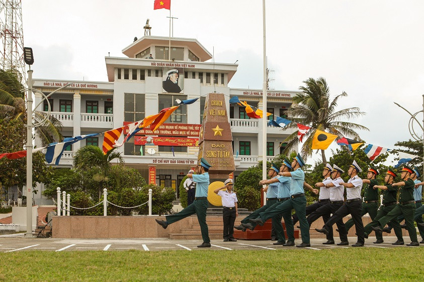 Revue militaire sur l'île de Song Tu Tay. Photo : VI