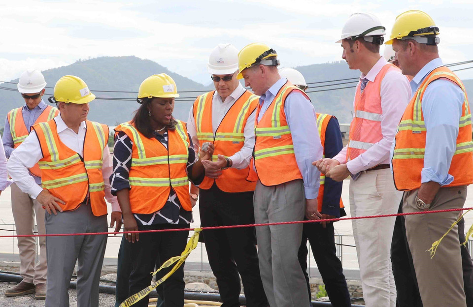 Une délégation du Congrès américain dirigée par Ted Yoho, président de la sous-commission Asie-Pacifique de la commission des affaires étrangères de la Chambre des représentants des États-Unis, visite le site du projet de traitement de la contamination par la dioxine dans la zone de l'aéroport de Da Nang dans le cadre des efforts de règlement des conséquences laissées par la guerre (17 octobre 2017). Photo: VNA