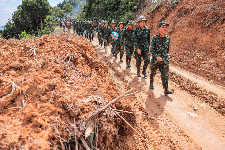 Les officiers et soldats de la division 316 soutiennent la population de la commune Phuc Khanh, district de Bao Yen, pour surmonter les conséquences des inondations. Photo: VNA