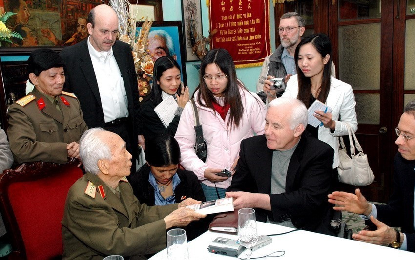 Le général Vo Nguyen Giap (à gauche) remet un livre à Robert Muller, président de la Fondation des vétérans américains du Vietnam (The Vietnam Veterans of America Foundation (VVAF), le 17 décembre 2006. Photo: VNA