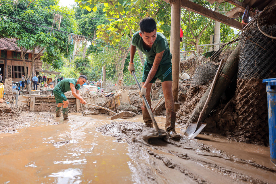 L’armée est toujours présente en première ligne dans la prévention des tempêtes et des inondations, aidant les habitants à stabiliser leur vie. Photo: VNA