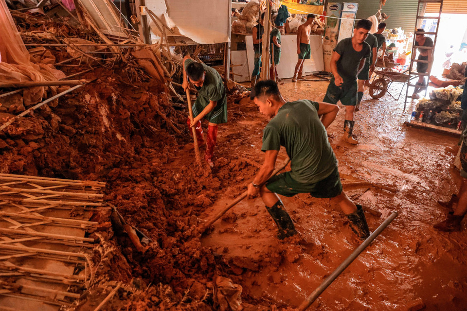 L'armée se rend toujours dans les endroits les plus difficiles et les plus dangereux pour secourir les victimes touchées par les tempêtes et les inondations. Photo: VNA